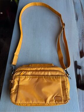 Lug “Scoop” Crossbody NWOT